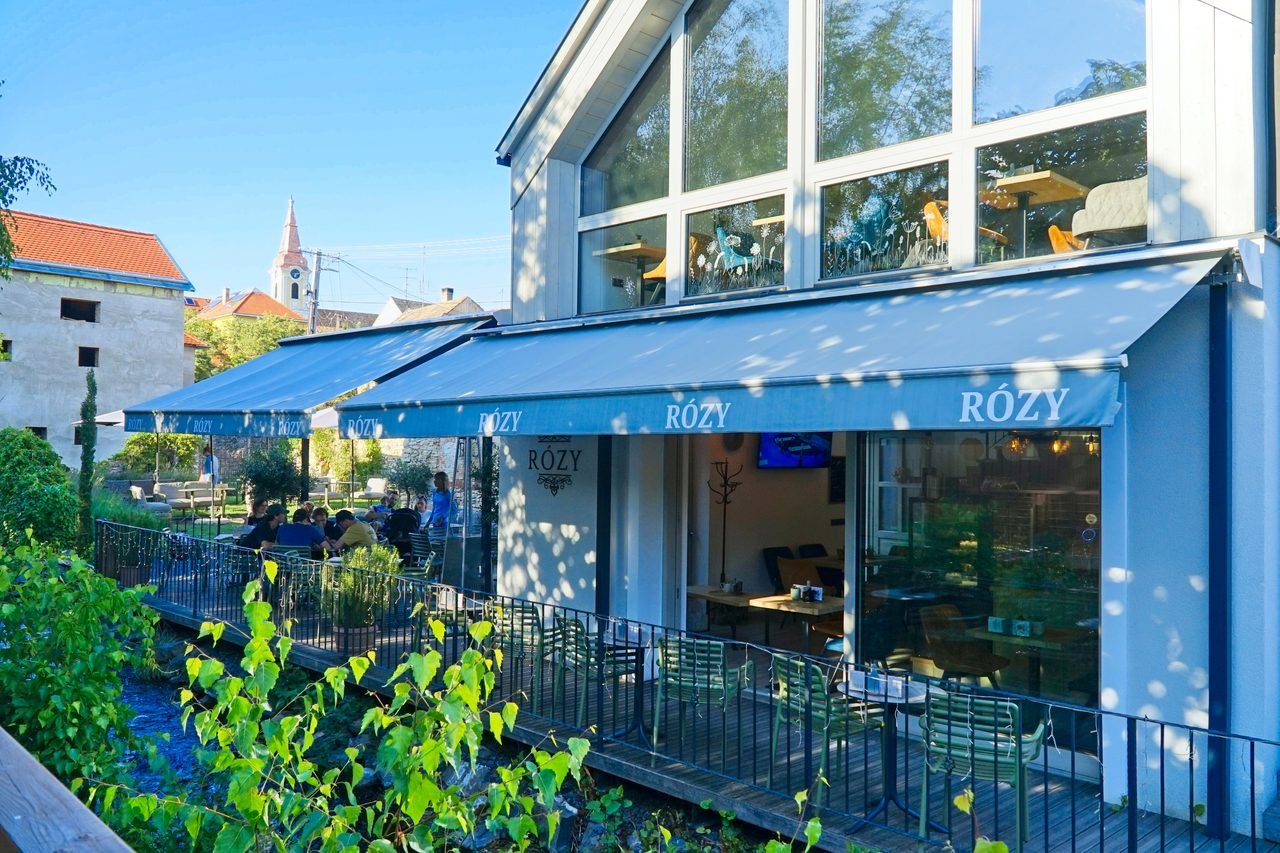 Restaurant bord de rivière terrasse