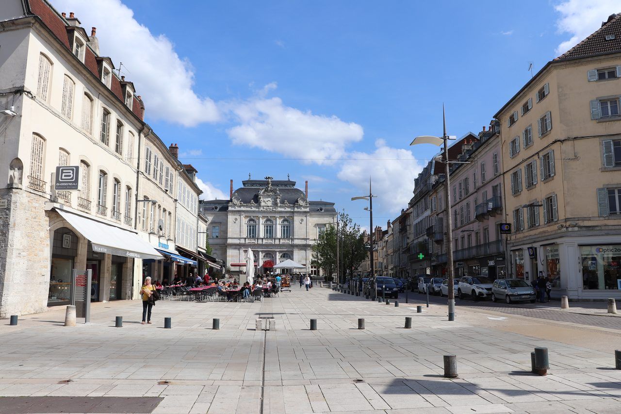 Lons-le-Saunier arcades