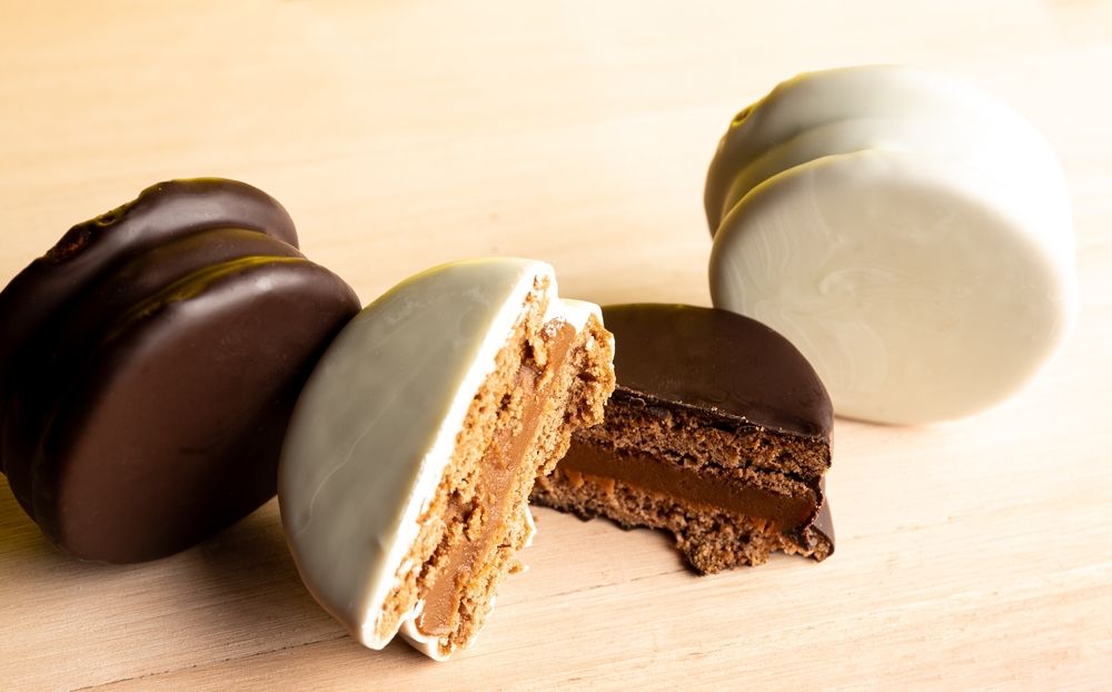 Artisanal,Alfajores,Of,Cornstarch,With,Coconut,,White,Chocolate,And,Dark