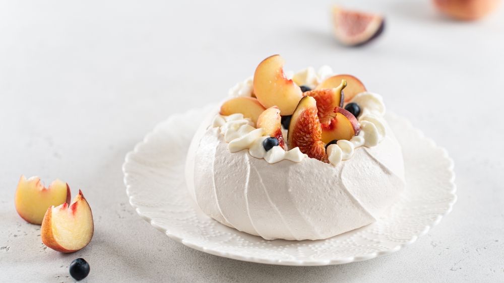 Delicious,Pavlova,Cake,With,Fresh,Blueberry,,Figs,,Peach,And,Mascarpone