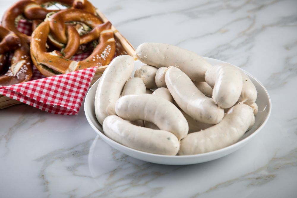 Raw,German,Bavarian,Weißwurst,White,Sausage,Chain,On,Plate,And