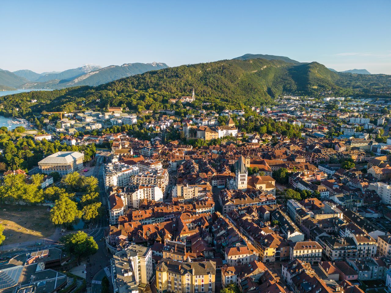 Visiter Annecy en 3 jours : itinéraire complet, lac et bonnes adresses (2026)