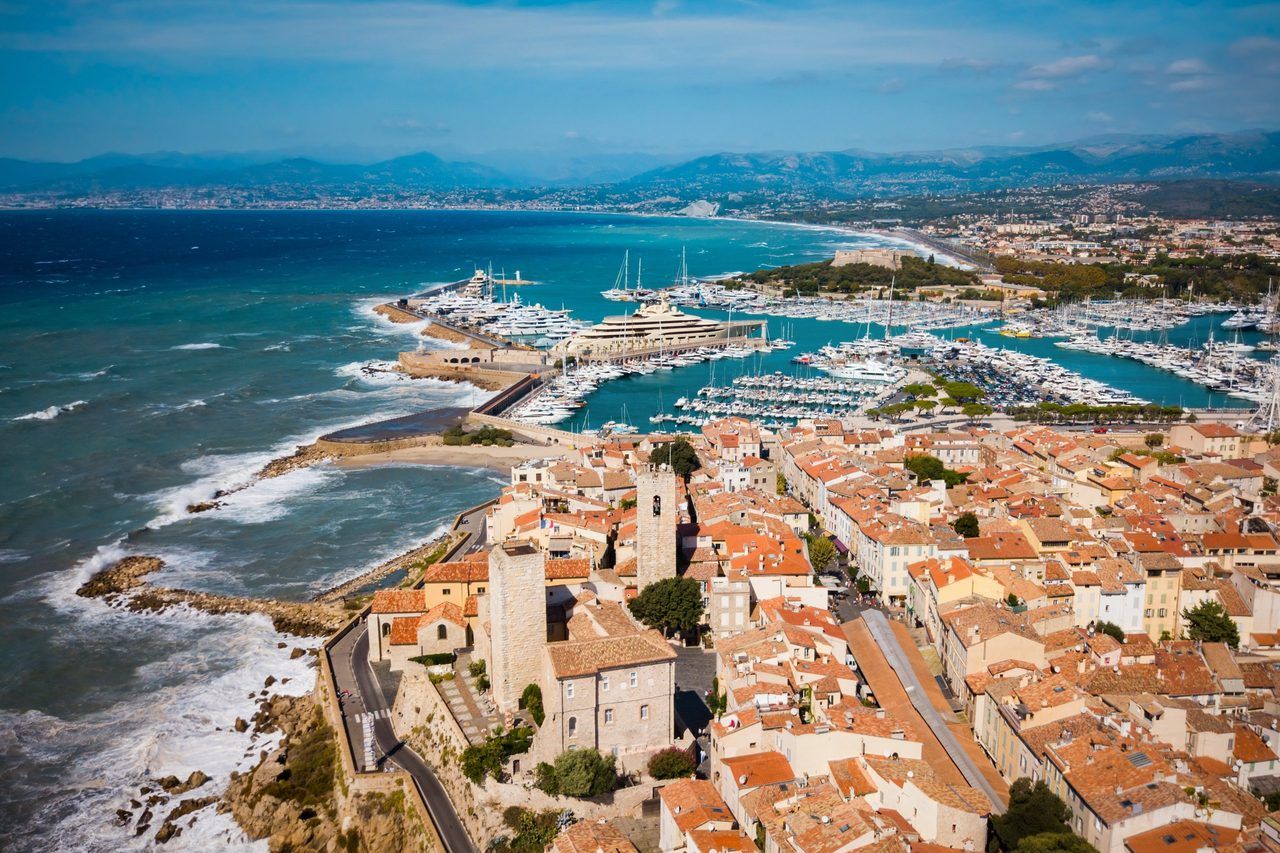 Visiter Antibes en famille : patrimoine, plages et sensations en 2026