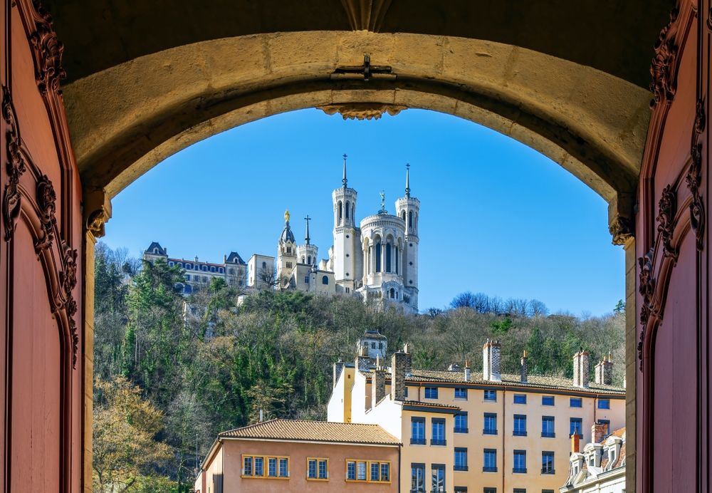 cathedrale-fourviere-vue-depuis-une-fenetre