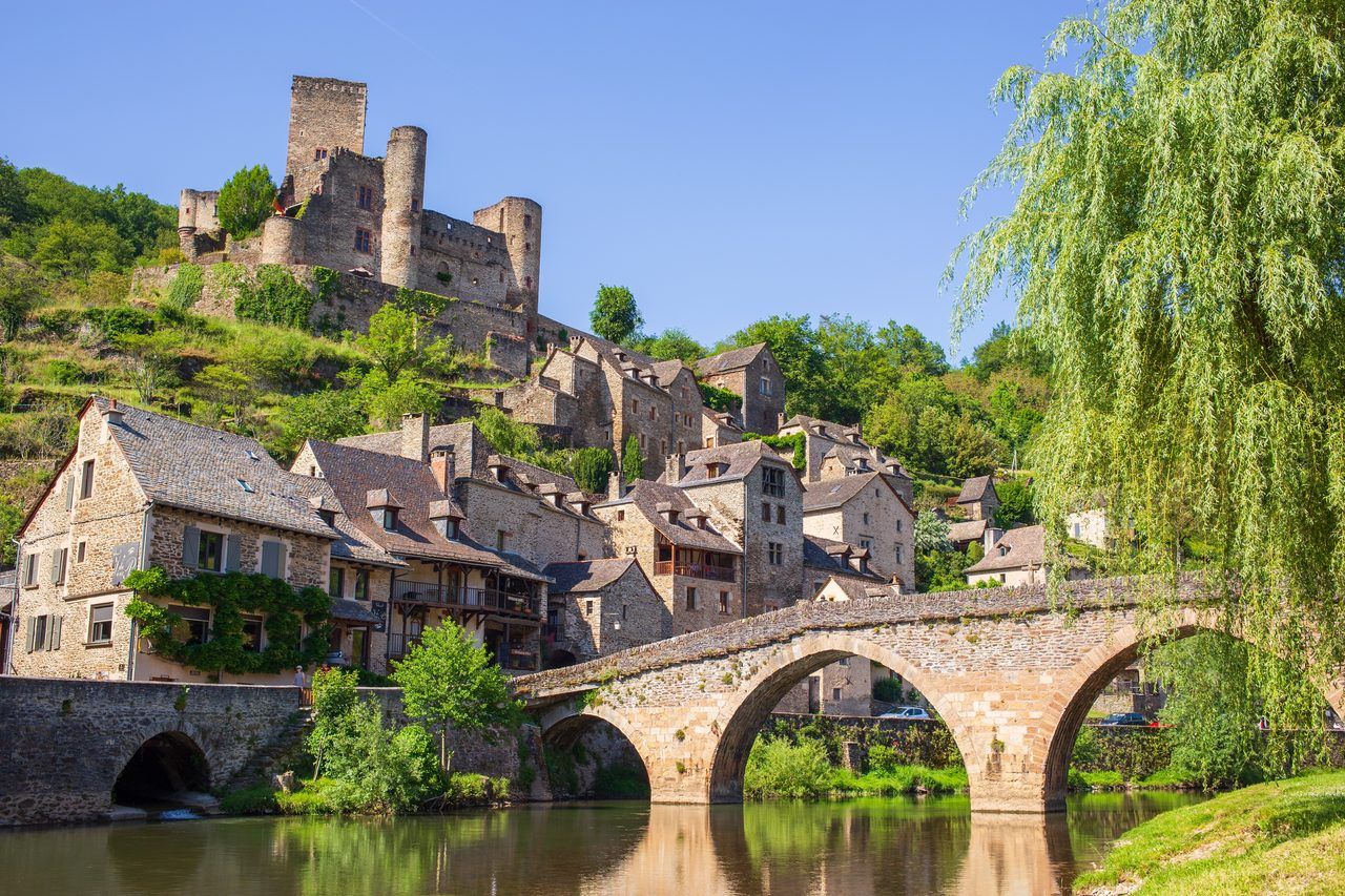 Visiter Belcastel : guide complet du village en 2026