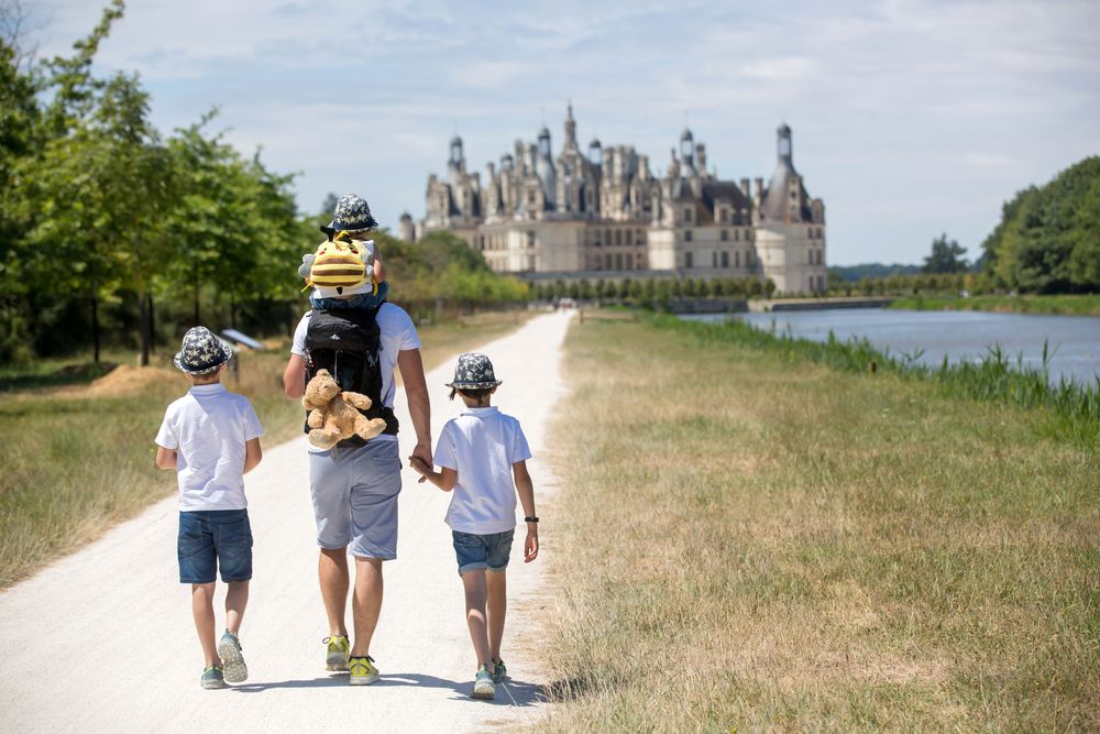 family-going-to-chambord-castle
