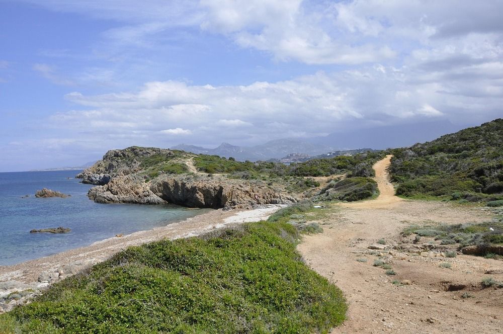 sentier-ile-lavezzi