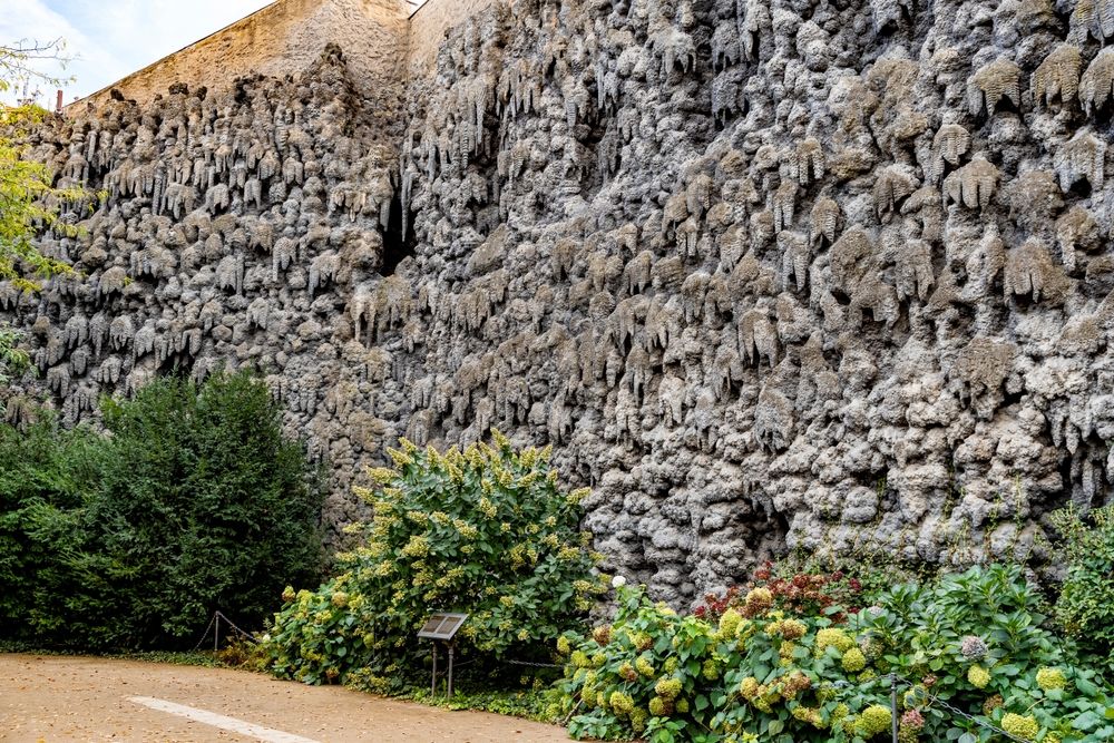 mur-stalactique-jardins-wallenstein