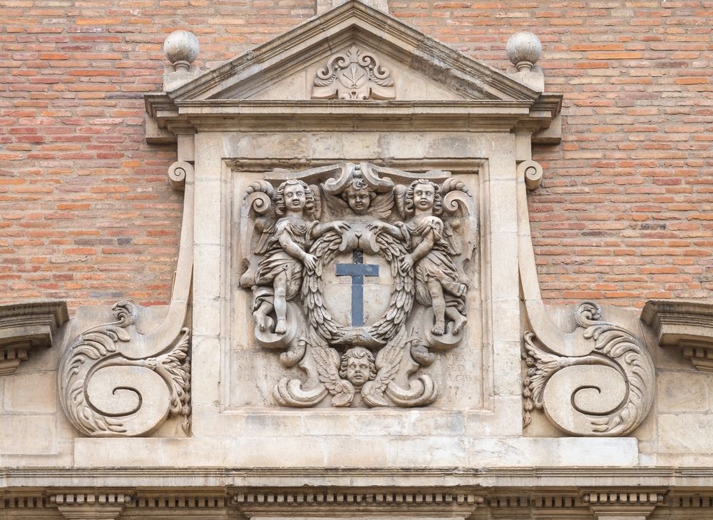 detail-sculpture-entree-couvent-augustins