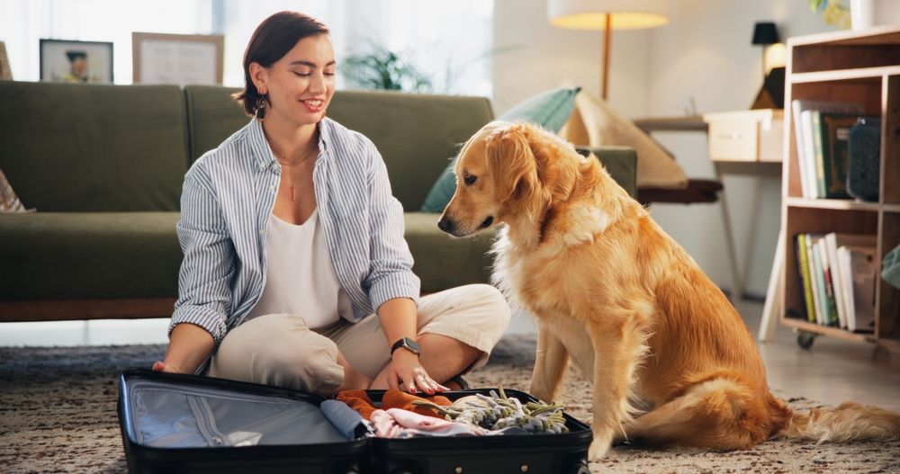 mujer-preparando-maleta-con-su-perro