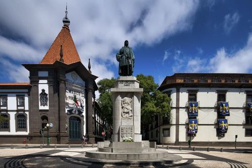 Praça central da Avenida Arriaga