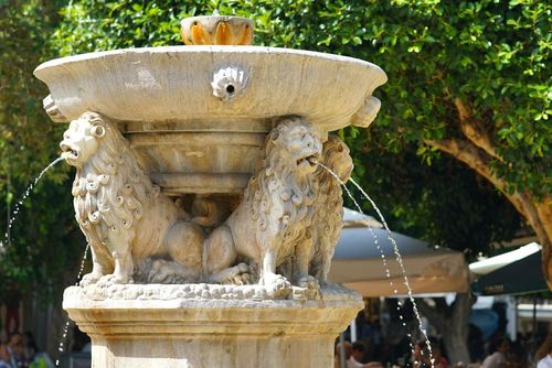 Place des Lions et fontaine Morosini