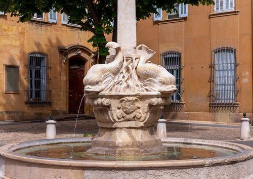 Fontaine des Quatre Dauphins