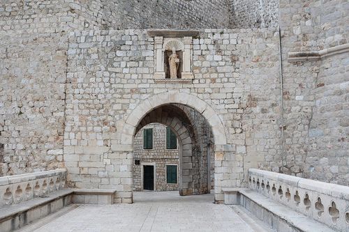 La porte Pile