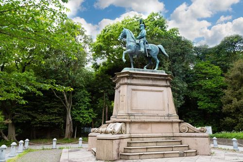 Statue du prince Komatsu Akihito