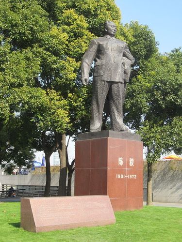Place et Statue de Chen Yi
