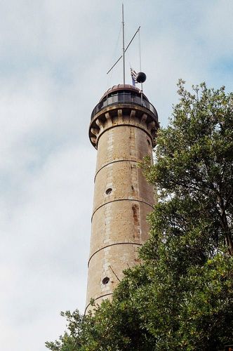 La Tour de la Découverte et les moulins