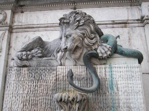 Fontaine du Lion et du Serpent