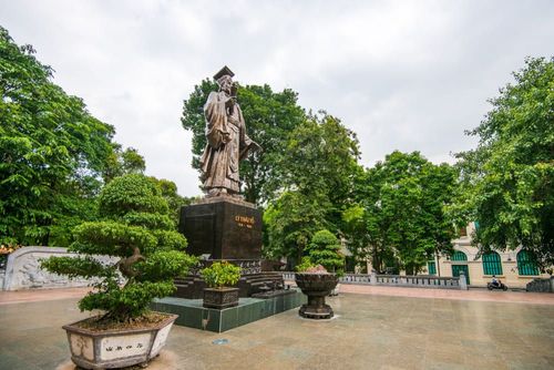 Statue of King Lý Thái To