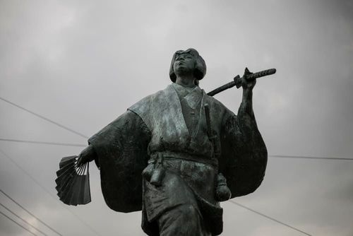 Statue d'Izumo-no-Okuni