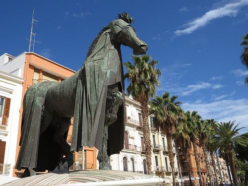 Statue cavallo con gualdrappa