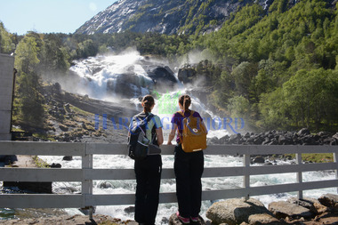 Husedalen med fire fantastiske fossar tett etter kvarandre