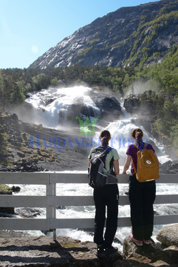 Husedalen med fire fantastiske fossar tett etter kvarandre