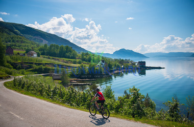 På sykkel langs Nasjonal Turistveg Hardanger mellom Utne og Herand