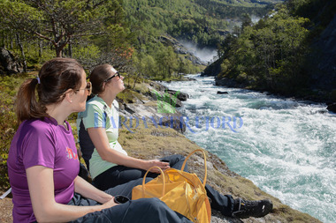 Husedalen med fire fantastiske fossar tett etter kvarandre.