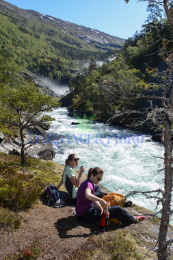 Husedalen med fire fantastiske fossar tett etter kvarandre