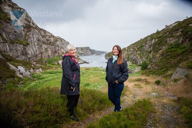 Fylkesvaraordførar Natalia Golis og Aud Karin Oen