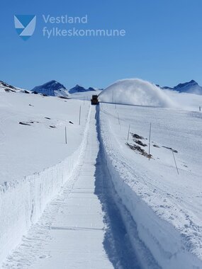 Brøyting av Sognefjellsvegen. 