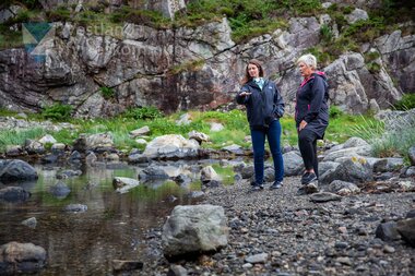 Fylkesvaraordførar Natalia Golis og Aud Karin Oen