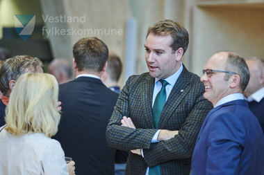 Pauseprat under det konstituerande fylkestingsmøte 17. og 18. oktober 2023.