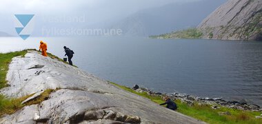 Skjøntsel på Vingen helleristningsfelt våren 2024