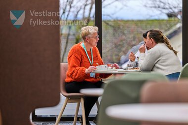 Folk på jobb på fylkeshuset Leikanger