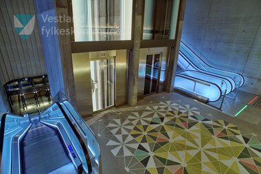 Kunstverket Melkeveien på bybanestoppet ved Haukeland sjukehus