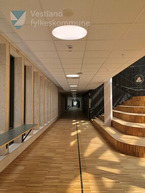 Førde vidaregåande skule - Interiør og utsmykking 