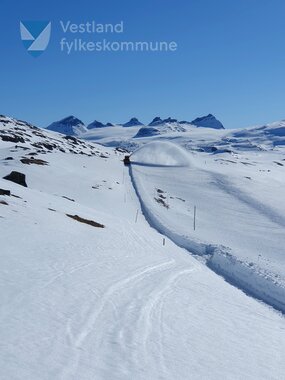 Brøyting av Sognefjellsvegen. 