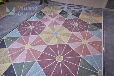 Kunst på Haukeland sjukehus holdeplass