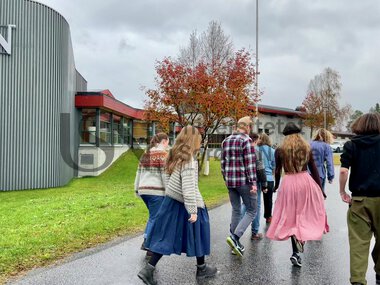 Studenter foran fasaden på campus Rauland