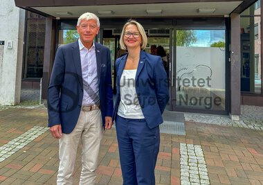 Styreleder Tore Isaksen og rektor Pia Cecilie Bing-Jonsson 