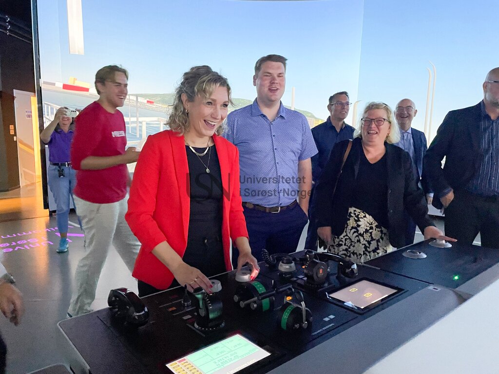 Digitaliseringsminister Karianne Tung i simulatorpark maritim 