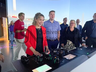 Digitaliseringsminister Karianne Tung i simulatorpark maritim 