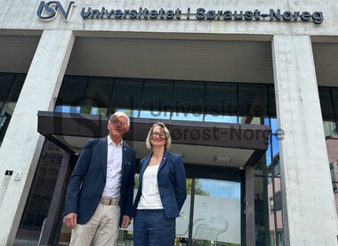 Styreleder Tore Isaksen og rektor Pia Cecilie Bing-Jonsson 