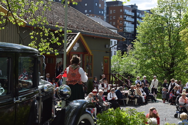 17. mai, folk i bunad og penklær ved Presterud gård, 2023