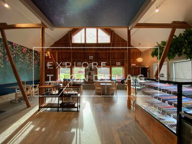 Jentene på Tunet gårdskafe