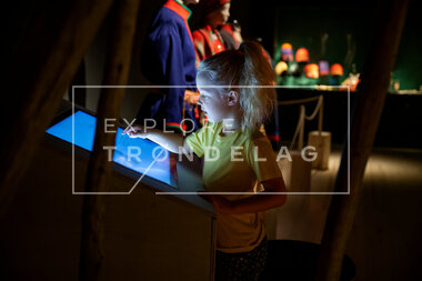 Jente på museumsbesøk hos Saemien Sijte