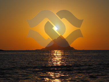 Fugløya i Troms i solnedgang     