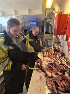 Kvinnelig fisker, lærling, ungdom, jente, dame, kvinne, prøvetaking